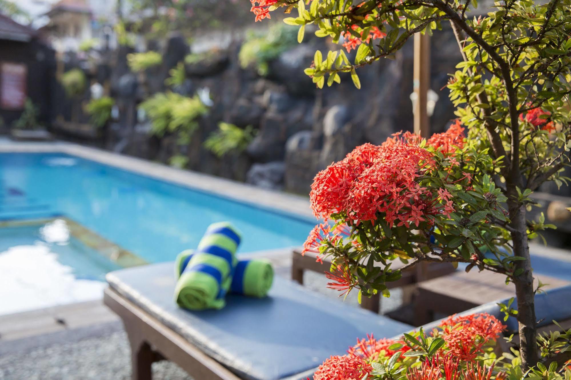 Hotel Surya Tropical Kuta à Kuta Lombok Extérieur photo